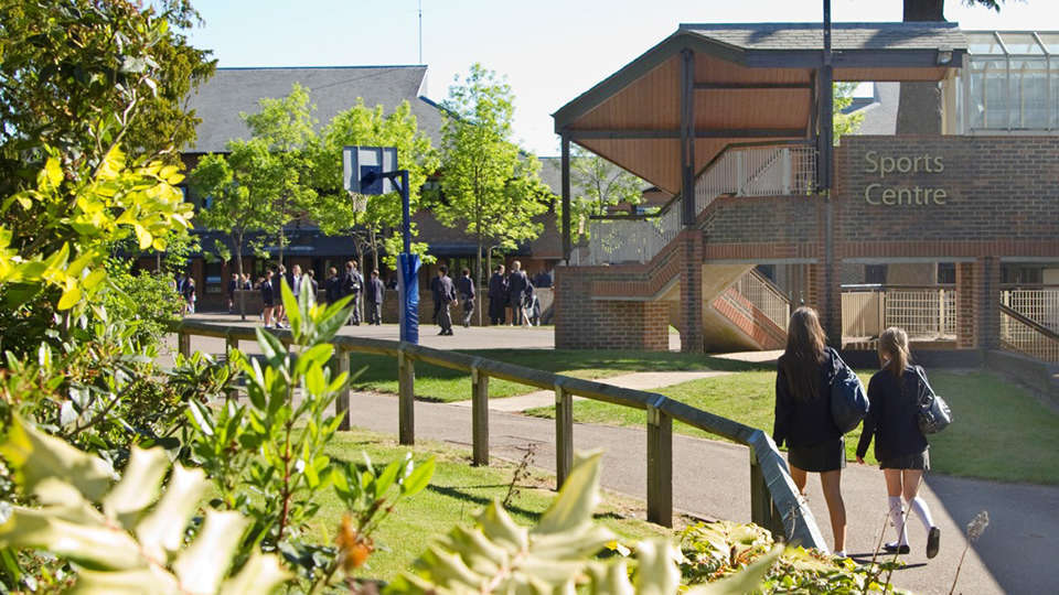 Спортивный центр в школе LVS Ascot School