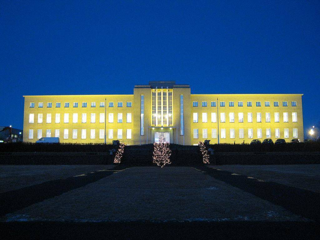 Главное здание Исландского университета в Рождественскую ночь