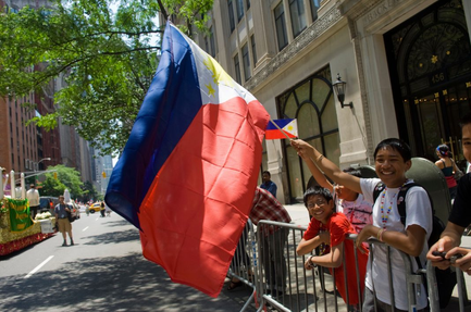 Местные жители Филиппин с флагом страны
