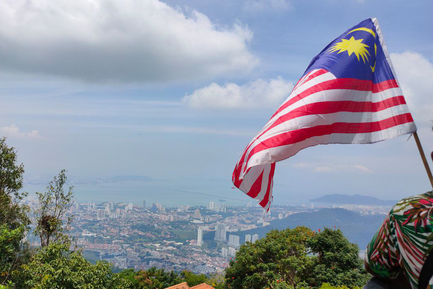 Флаг Малайзии развевается на фоне города