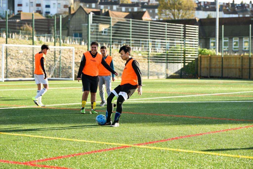 Студенты Bellerbys College играют в футбол