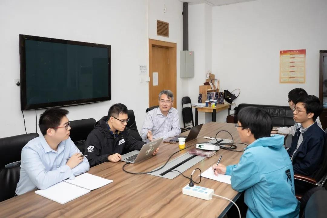 Студенты обсуждают исследование в университете Цинхуа