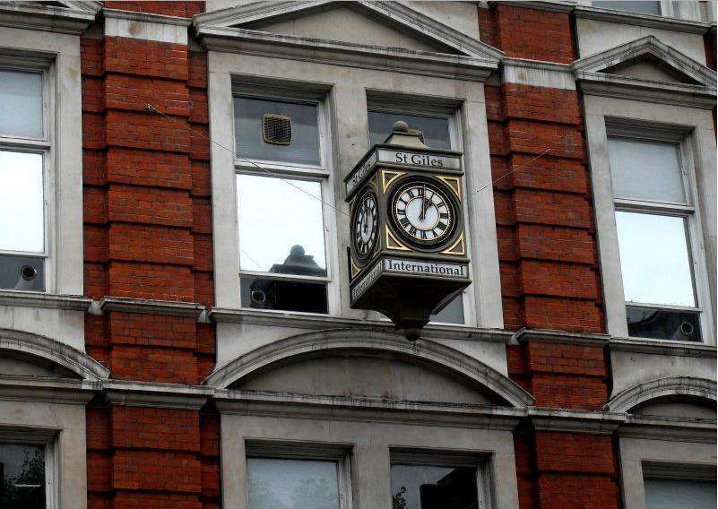 Часы на St. Giles International