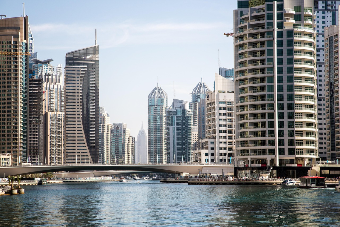 Небоскребы и мост района Dubai Marina