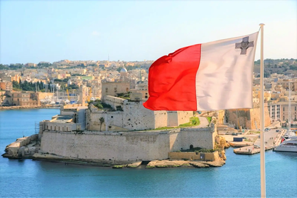 Флаг Мальты на фоне моря 