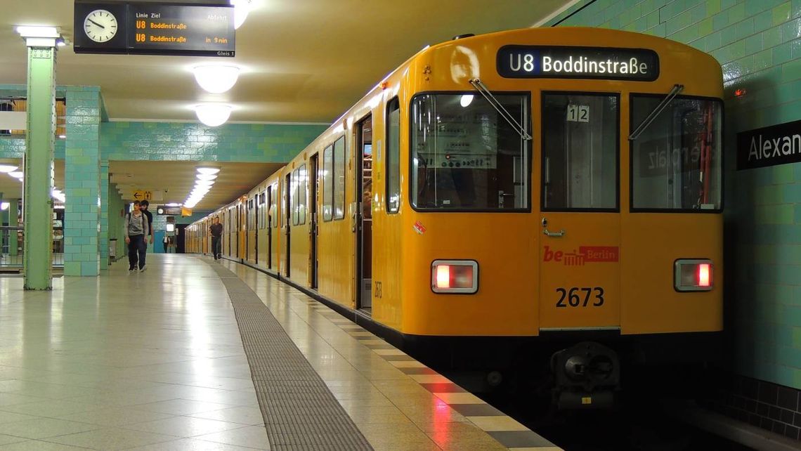 Жёлтый поезд берлинской подземки на станции Александерплатц