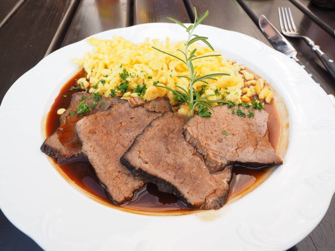 «Сауэрбратен» (Sauerbraten) — жаркое из маринованной говядины