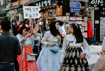 3 friends wearing traditional Korean dress in Seoul