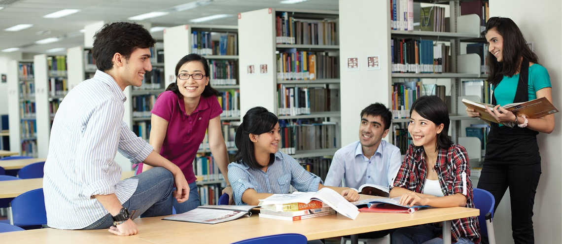 Студенты из Малайзии обсуждают учебу в библиотеке