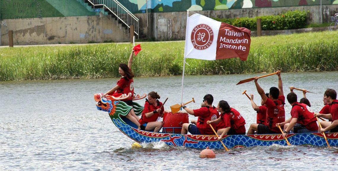 Команда Института китайского языка на ежегодном соревновании по гребле на лодках-драконах