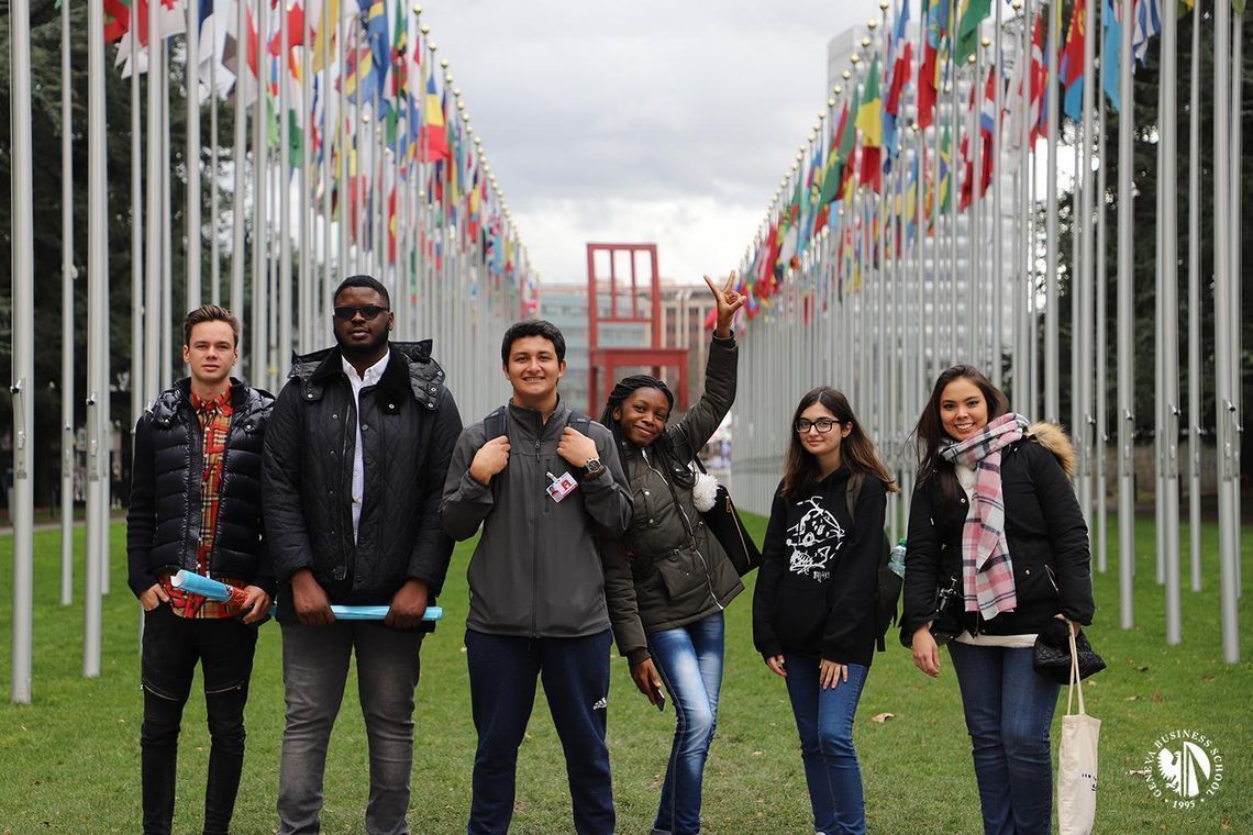 Студенты школы напротив здания ООН в Женеве