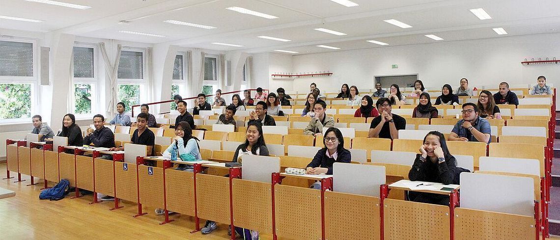 A class at Studienkolleg Hochschule Wismar