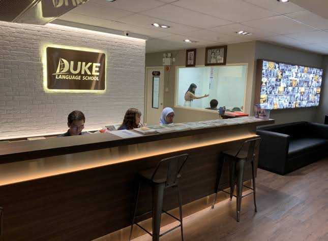Ресепшн школы Duke Language School