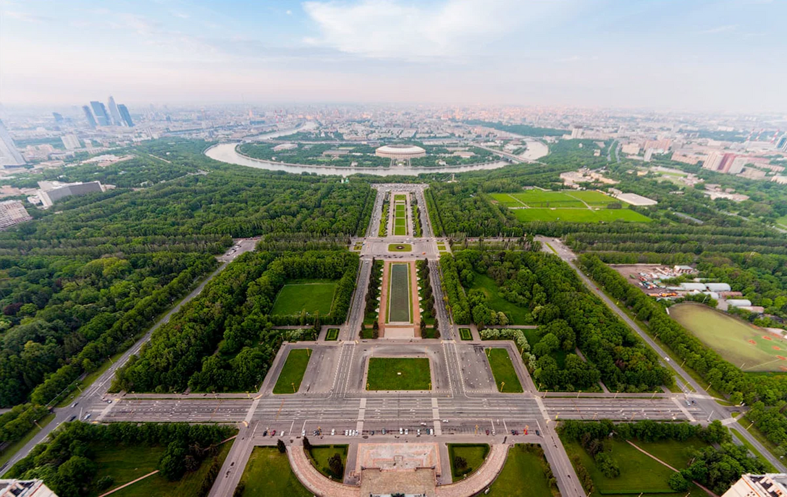 Со сооружениями. Смотровая площадка МГУ. Москва Воробьевы горы. Воробьёвы горы смотровая площадка. Парк Воробьевы горы.