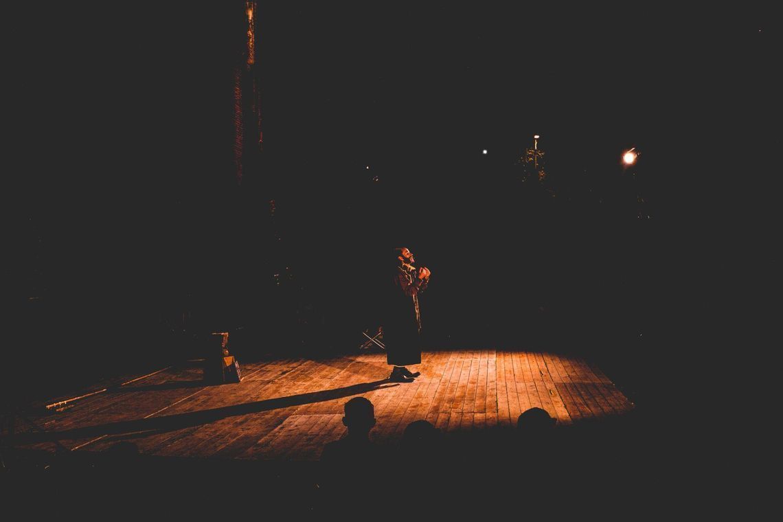 Мужчина выступает на сцене театра
