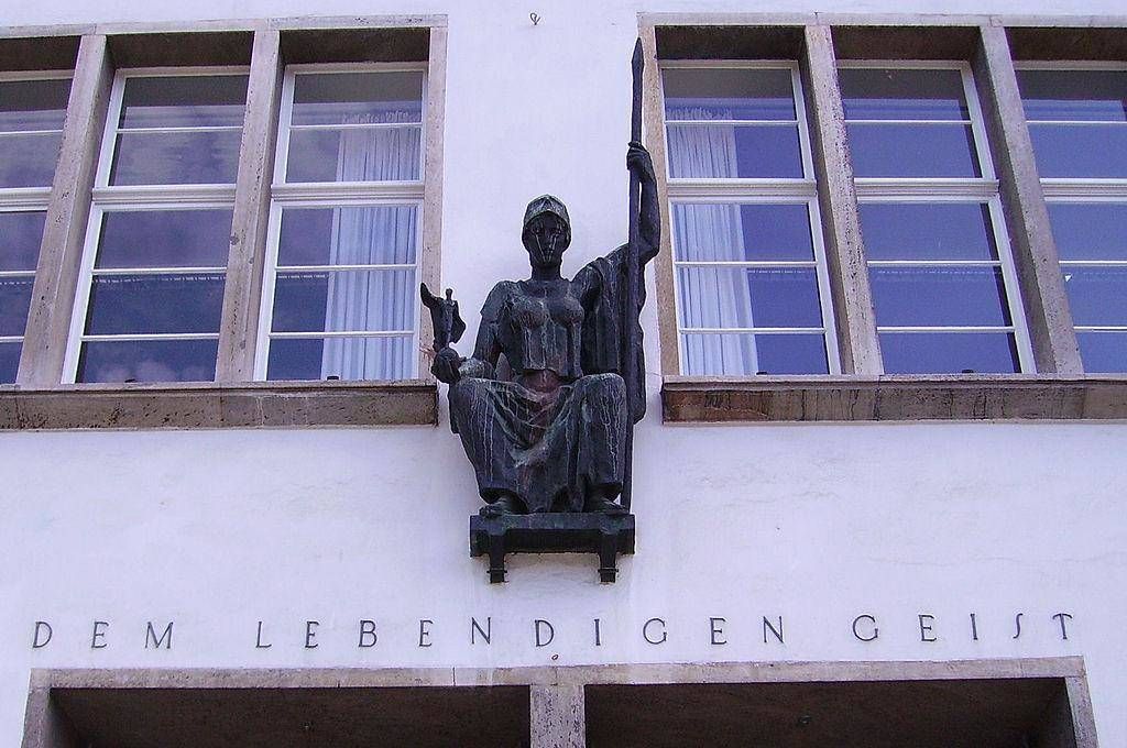 Главный вход в Гейдельбергский университет: скульптура Минервы и надпись на немецком "Живой дух"