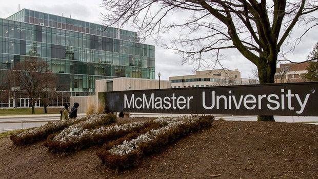 Главный вход McMaster University