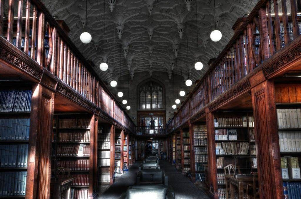 Библиотека Бристолького университета без искусственного освещения днем