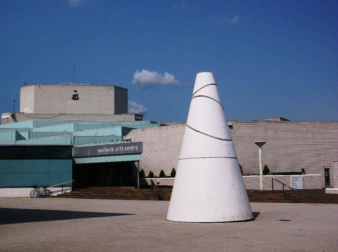 Уорикский центр искусств ; на переднем плане — скульптура ''White Koan'' ("Белый Коан", здесь очевидна игра слов: "cone" — конус, "Koan" — понятие в буддистской философии), созданная в 1972 году американской художницей Лилиэн Лийн.
