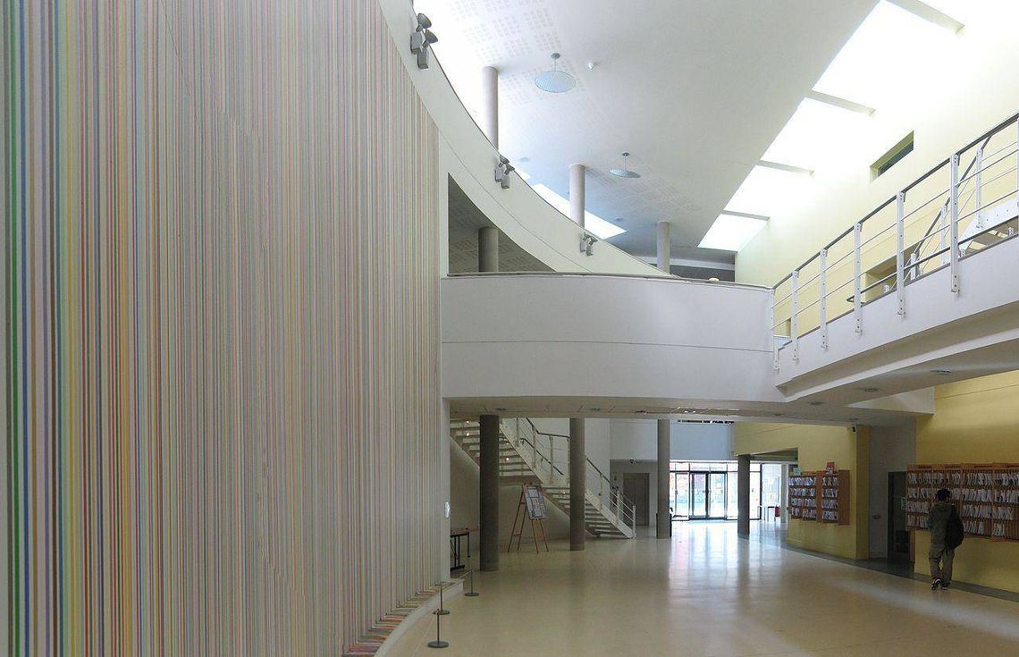 Здание Института математики при Уорикском университете изнутри. На стене представлена работа ''Everything'' современного художника-абстракциониста Йена Дэйвенпорта