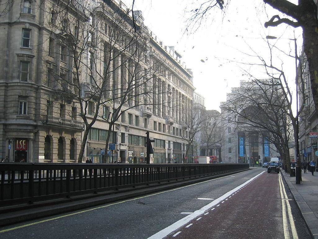 Главное здание Лондонской школы экономики, вид со стороны улицы Кингсвей