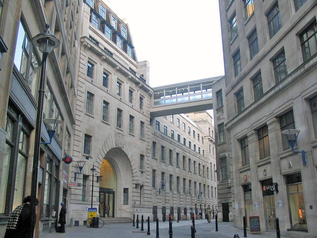 Главный вход в здание Лондонской школы экономики