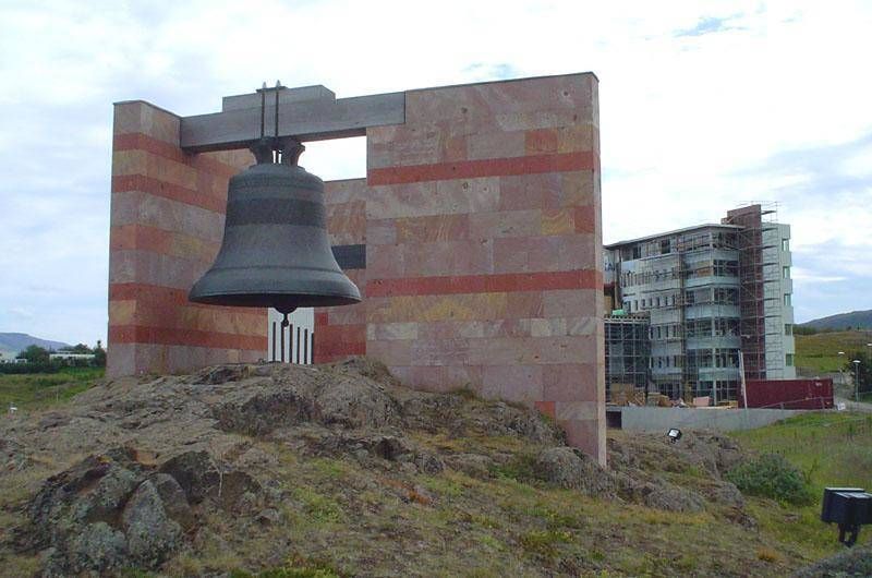 Íslandsklukkan (Исландский колокол) на территории кампуса Боргир