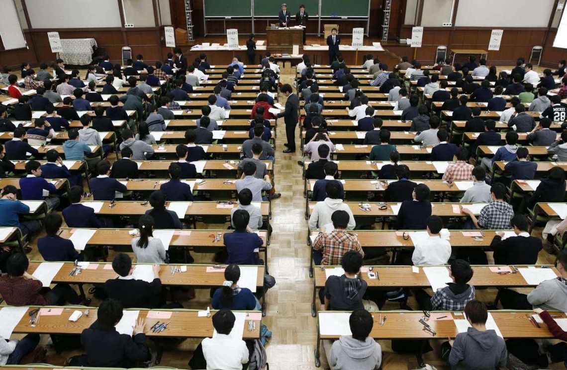 Студенты в ожидании вступительного экзамена в Токийский университет