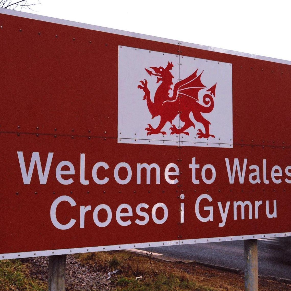 Надпись «‎Добро пожаловать в Уэльс»‎ на английском и валлийском