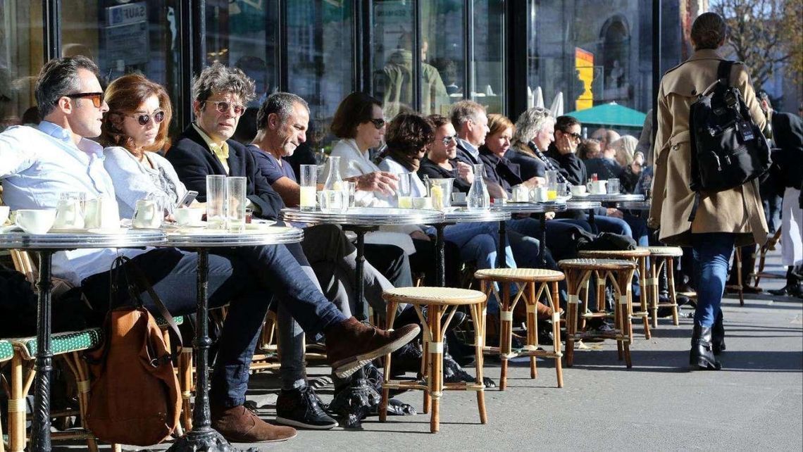 Завтрак в кафе в центре Парижа