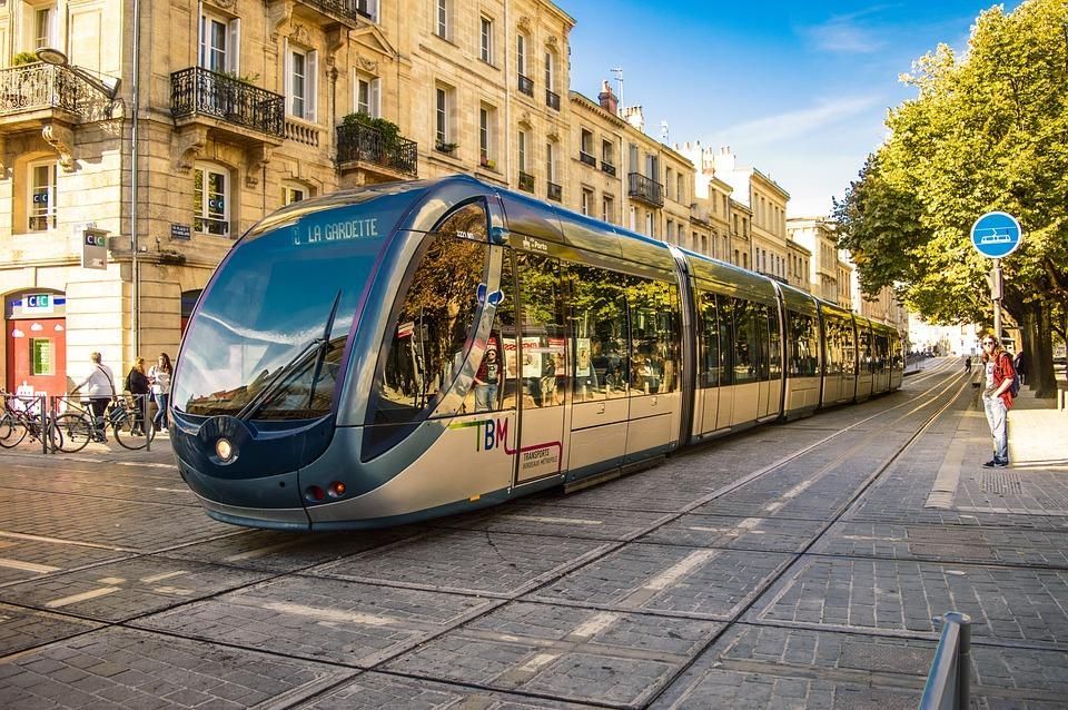 Трамвай на улицах Бордо